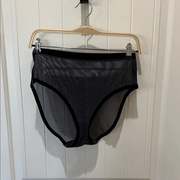 Seamless Eby Support Bra bundle (3 bras and 1 panty) - Picture 10 of 12